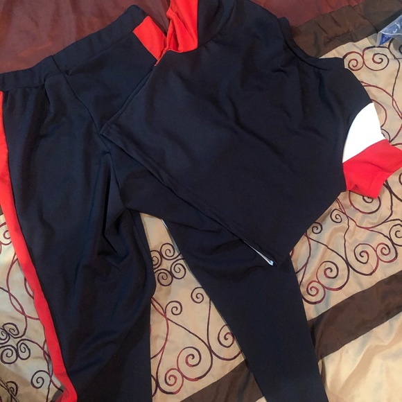 SOLD**Women’s 2 piece set MED - Picture 2 of 3